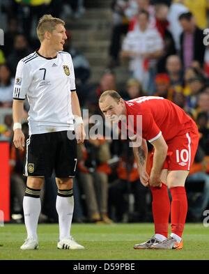 Bastian Schweinsteiger l'Allemagne (L) se trouve à côté de l'Angleterre de Wayne Rooney durant la Coupe du Monde de Football 2010 Série de seize match entre l'Allemagne et l'Angleterre à la Stade Free State à Bloemfontein, Afrique du Sud 27 juin 2010. Photo : Marcus Brandt dpa - veuillez vous reporter à http://dpaq.de/FIFA-WM2010-TC Banque D'Images