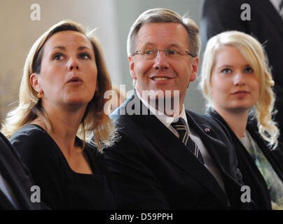 Candidat à l'élection présidentielle Christian Wulff (C), son épouse Bettina Wulff (L), et sa fille de premier mariage Annalena (R) arriver à un service œcuménique à la cathédrale St Hedwig de Berlin, Allemagne, 30 juin 2010. La Convention fédérale élira le prochain président allemand plus tard la journée. Photo : Tobias Kleinschmidt Banque D'Images