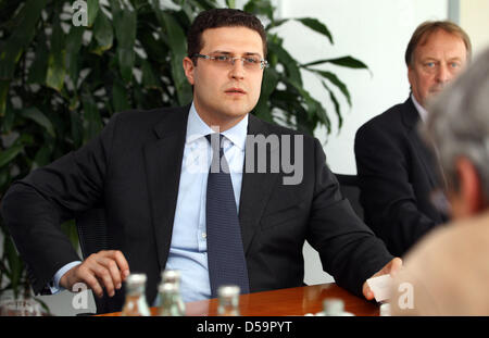 (FILE) un fichier photo datée du 23 juin 2010 de Vitaly Yusufov, propriétaire de Nordic Yards, fournir une déclaration sur l'avenir de chantiers de Wismar et Rostock. Pendant un an, l'usine de construction navale Wismar a attendu pour promisd commissions. Le 01 juillet 2010, la construction d'un brise-glace est un navire de pétrole brut pour le coup d'envoi. Photo : JENS BUETTNER Banque D'Images