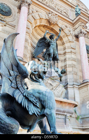 Des statues de Fontaine Saint Michel à Paris Banque D'Images