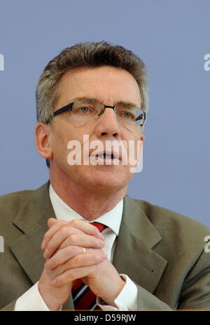 Le ministre allemand de l'intérieur Thomas de Maziere offre une conférence de presse sur la situation de la criminalité organisée à Berlin, Allemagne, 01 juillet 2010. Photo : Tim Brakemeier Banque D'Images