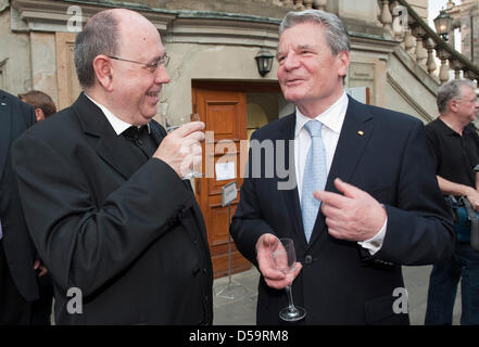 Prélat Nikolaus Schneider (L), Président du Conseil de l'EKD, et Joachim Gauck (R), le candidat présidentiel vaincu, assister à la réception en Canthedral Français de Berlin, Allemagne, 01 juillet 2010. Photo : ROBERT SCHLESINGER Banque D'Images