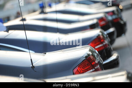 De nombreuses voitures sont garées derrière l'entrée est du Reichstag allemand à Berlin alors que l'Assemblée fédérale élit le président fédéral allemand, l'Allemagne, 30 juin 2010. Photo : Tobias Kleinschmidt dpa Banque D'Images