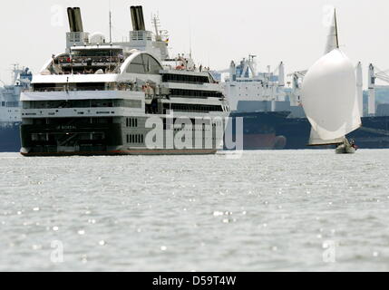 Le bateau de croisière 'Le' boréale (L) le port de Kiel, Allemagne, le 2 juillet 2010. À côté, les navires à passagers "tenda Scandinavie' (L à R) abd 'Seabourn Sojourn' ont déjà ancrées. Au total, il y avait six énormes navires de passagers rassemblés dans le port, le 2 juillet. Kiel moderne possède trois terminaux des passagers à la mer Baltique Quai, le norvégien et le Suédois Rue Q Banque D'Images