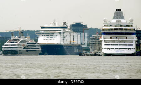 Le bateau de croisière 'Le' boréale (L) le port de Kiel, Allemagne, le 2 juillet 2010. À côté, les navires à passagers "tenda Scandinavie' (L à R) abd 'Seabourn Sojourn' ont déjà ancrées. Au total, il y avait six énormes navires de passagers rassemblés dans le port, le 2 juillet. Kiel moderne possède trois terminaux des passagers à la mer Baltique Quai, le norvégien et le Suédois Rue Q Banque D'Images