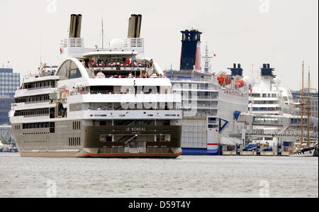 Le bateau de croisière 'Le' boréale (L) le port de Kiel, Allemagne, le 2 juillet 2010. À côté, les navires à passagers "tenda Scandinavie' (L à R) abd 'Seabourn Sojourn' ont déjà ancrées. Au total, il y avait six énormes navires de passagers rassemblés dans le port, le 2 juillet. Kiel moderne possède trois terminaux des passagers à la mer Baltique Quai, le norvégien et le Suédois Rue Q Banque D'Images