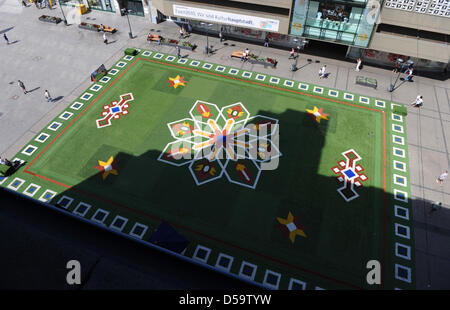 Une vue d'ensemble de l'art installation 'Le tapis volant" à la place de Willy Brandt à Essen, Allemagne, 02 juillet 2010. L'installation fait partie du projet "Capitale européenne de la culture 2010 : Essen pour la Ruhr". Le tapis est arrivé de Pécs et se rendra à Istanbul après son séjour à Essen, complétant ainsi son tour de trois capitales européennes de la Culture de 20 Banque D'Images