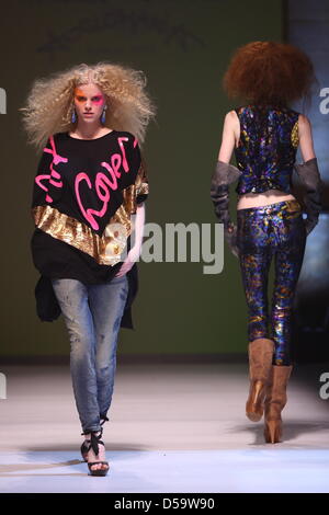 Un modèle porte une création dans le cadre de Vivienne Westwood Anglomania de printemps été 2011 présenté lors de la Paris Fashion Week Haute Couture à Paris, France, 04 juillet 2010. La Haute Couture printemps été soit jusqu'au 08 juillet 2010. Photo : Hendrik Ballhausen Banque D'Images