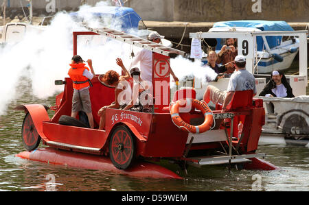 À la 23e édition de la course sur la bassine Alte Strom ("old stream), un camion est en cours de natation dans le brouillard par un opposant à la mer Baltique baignoire Warnemuende à Rostock, Allemagne, 03 juillet 2010. Dix équipes ont participé au spectacle traditionnel au début de la semaine Warnemuende. Photo : Bernd Wuestneck Banque D'Images