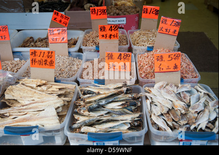 Variété de poisson séché et d'autres aliments au marché asiatique dans Chinatown, Vancouver, British Columbia, Canada Banque D'Images