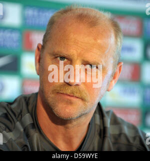 Le club allemand de Bundesliga le Werder Brême entraîneur en chef Thomas Schaaf présente le new jersey sur le début du club dans la nouvelle saison de Bundesliga à Brême, Allemagne, 05 juillet 2010. Photo : CARMEN JASPERSEN Banque D'Images