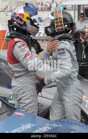 Jamie Green (R) gagne de norisring à Nuremberg, en Allemagne, 04 juillet 2010. Les maîtres allemand de voitures de tourisme (DTM), la race a eu lieu le 04 juillet. Photo : David Ebener Banque D'Images