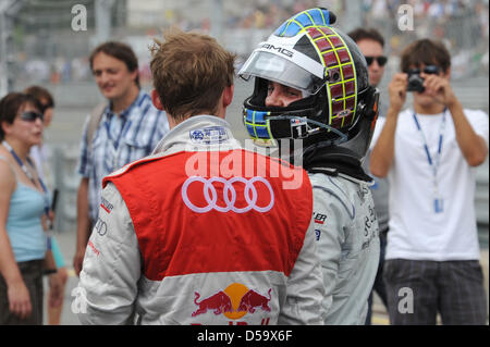 Jamie Green (R) gagne de norisring à Nuremberg, en Allemagne, 04 juillet 2010. Les maîtres allemand de voitures de tourisme (DTM), la race a eu lieu le 04 juillet. Photo : David Ebener Banque D'Images