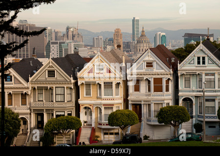 Maisons victoriennes belles dames à Alamo Square et la skyline de San Francisco, Californie, États-Unis d'Amérique, USA Banque D'Images