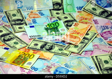 Le sol couvert de différentes devises Banque D'Images