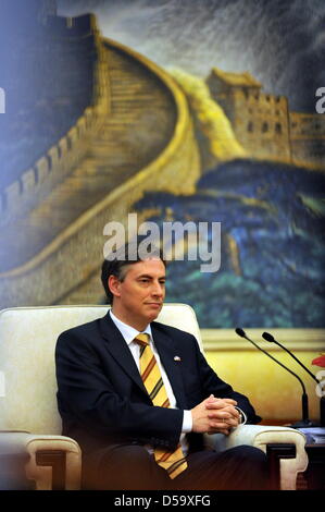 Le premier ministre de Basse-Saxe David McAllister se trouve en face d'une tapisserie dans le Grand Hall du Peuple lors d'une réception par le parti communiste de Chine à Beijing, Chine, le 6 juillet 2010. McAllister visite la capitale chinoise avec une délégation commerciale de Saxe. Ils vont voir l'exposition mondiale EXPO au cours de la fin de semaine. Photo : Jochen Lübke Banque D'Images