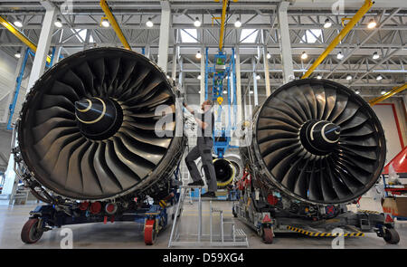 Deux employés se former, travailler sur une Rolls-Royce Trent 900 jet d'entraînement moteur (L), sur le côté droit un moteur Trent 500, à l'N3 Révision GmbH' jet engine maintenance usine à Arnstadt, en Allemagne, le 6 juillet 2010. Dans l'avenir, les moteurs de l'Airbus A380 modèle vont être vérifiés en Arnstadt, en Thuringe. L'entretien usine appartenant à Lufthansa et Rolls Royce Banque D'Images