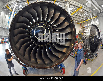 Deux employés se former, travailler sur une Rolls-Royce Trent 900 jet d'entraînement moteur (L), sur le côté droit un moteur Trent 500, à l'N3 Révision GmbH' jet engine maintenance usine à Arnstadt, en Allemagne, le 6 juillet 2010. Dans l'avenir, les moteurs de l'Airbus A380 modèle vont être vérifiés en Arnstadt, en Thuringe. L'entretien usine appartenant à Lufthansa et Rolls Royce Banque D'Images