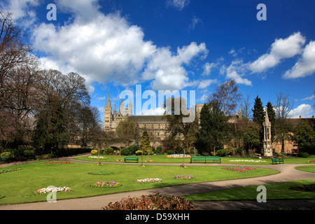 L'été vue sur la cathédrale de Peterborough Peterborough City Gardens, évêques, Cambridgeshire, Angleterre, RU Banque D'Images