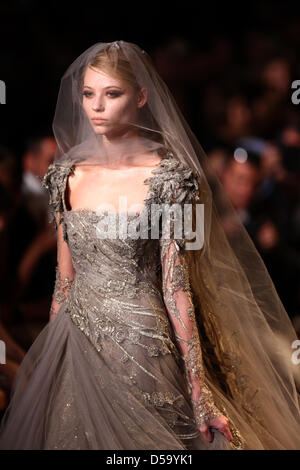 Un modèle porte une création dans le cadre d'Elie Saab haute couture automne hiver 2010/2011 collection présentée lors de la Fashion Week Haute Couture de Paris, à Paris, France, 7 juillet 2010. La présentation de la collection Automne-Hiver 2010/11 a lieu du 05 au 08 juillet. Photo : Hendrik Ballhausen Banque D'Images