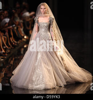 Un modèle porte une création dans le cadre d'Elie Saab haute couture automne hiver 2010/2011 collection présentée lors de la Fashion Week Haute Couture de Paris, à Paris, France, 7 juillet 2010. La présentation de la collection Automne-Hiver 2010/11 a lieu du 05 au 08 juillet. Photo : Hendrik Ballhausen Banque D'Images