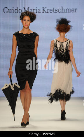 Promenades modèles sur le podium lors d'un show de l'étiquette Guida Maria Kretschmer à Berlin, Allemagne, 7 juillet 2010. Jusqu'au 11 juillet, les tendances pour la saison printemps/été 2010 sont présentés dans le cadre de la Semaine de la mode de Berlin. Photo : Soeren Stache Banque D'Images