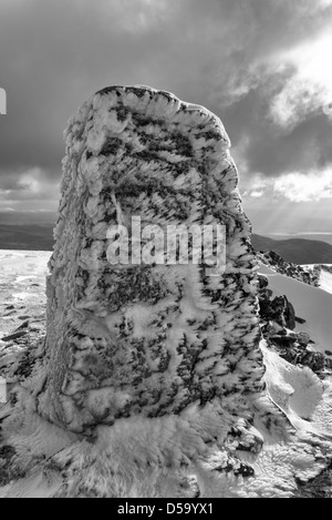 Le sommet trig point sur Moel Hebog en hiver Banque D'Images