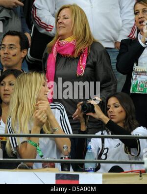 Daniela Loew (C avec écharpe rose), la femme de l'allemand Joachim Loew, headcoach Sarah Brandner (L), petite amie de Bastian Schweinsteiger et Silvia Meichel (R), petite amie de Mario Gomez, sur le stand avant la Coupe du Monde 2010 demi-finale entre l'Allemagne et l'Espagne au stade de Durban Durban, Afrique du Sud 07 juillet 2010. Photo : Marcus Brandt dpa - veuillez vous reporter à http :// Banque D'Images