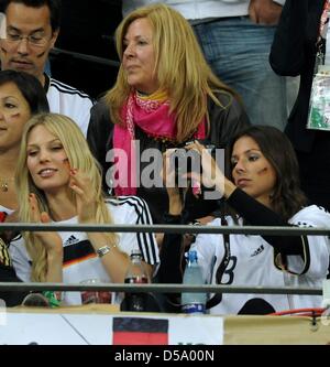 Daniela Loew (C avec écharpe rose), la femme de l'allemand Joachim Loew, headcoach Sarah Brandner (L), petite amie de Bastian Schweinsteiger et Silvia Meichel (R), petite amie de Mario Gomez, sur le stand avant la Coupe du Monde 2010 demi-finale entre l'Allemagne et l'Espagne au stade de Durban Durban, Afrique du Sud 07 juillet 2010. Photo : Marcus Brandt dpa - veuillez vous reporter à http :// Banque D'Images