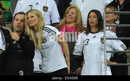 Daniela Loew (C avec écharpe rose), la femme de l'allemand Joachim Loew, headcoach Sarah Brandner (4L), petite amie de Bastian Schweinsteiger et Silvia Meichel (2e R), petite amie de Mario Gomez, sur le stand avant la Coupe du Monde 2010 demi-finale entre l'Allemagne et l'Espagne au stade de Durban Durban, Afrique du Sud 07 juillet 2010. Photo : Marcus Brandt dpa - veuillez vous reporter à Banque D'Images