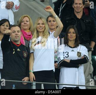 Daniela Loew (5e L avec écharpe rose), la femme de l'allemand Joachim Loew, headcoach Sarah Brandner (4L), petite amie de Bastian Schweinsteiger et Silvia Meichel (2e R), petite amie de Mario Gomez, sur le stand avant la Coupe du Monde 2010 demi-finale entre l'Allemagne et l'Espagne au stade de Durban Durban, Afrique du Sud 07 juillet 2010. Photo : Marcus Brandt dpa - Veuillez refe Banque D'Images