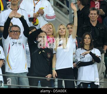 Daniela Loew (5e L avec écharpe rose), la femme de l'allemand Joachim Loew, headcoach Sarah Brandner (4L), petite amie de Bastian Schweinsteiger et Silvia Meichel (2e R), petite amie de Mario Gomez, sur le stand avant la Coupe du Monde 2010 demi-finale entre l'Allemagne et l'Espagne au stade de Durban Durban, Afrique du Sud 07 juillet 2010. Photo : Marcus Brandt dpa - Veuillez refe Banque D'Images