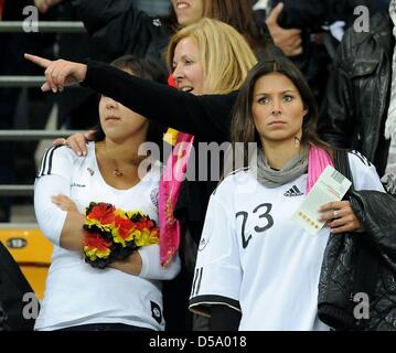 Daniela Loew (C, écharpe rose), épouse de Joachim Loew et Silvia Meichel (R), petite amie de Mario Gomez, sur le stand avant la Coupe du Monde 2010 demi-finale entre l'Allemagne et l'Espagne au stade de Durban Durban, Afrique du Sud 07 juillet 2010. Photo : Marcus Brandt dpa - veuillez vous reporter à http://dpaq.de/FIFA-WM2010-TC Banque D'Images