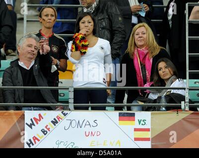 Daniela Loew (écharpe rose), épouse de Joachim Loew et Silvia Meichel (R), petite amie de Mario Gomez, sur le stand avant la Coupe du Monde 2010 demi-finale entre l'Allemagne et l'Espagne au stade de Durban Durban, Afrique du Sud 07 juillet 2010. Photo : Marcus Brandt dpa - veuillez vous reporter à http://dpaq.de/FIFA-WM2010-TC Banque D'Images