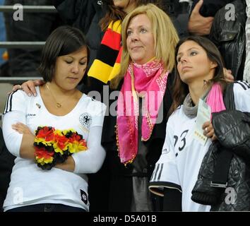 Daniela Loew (C, écharpe rose), épouse de Joachim Loew et Silvia Meichel (R), petite amie de Mario Gomez, sur le stand avant la Coupe du Monde 2010 demi-finale entre l'Allemagne et l'Espagne au stade de Durban Durban, Afrique du Sud 07 juillet 2010. Photo : Marcus Brandt dpa - veuillez vous reporter à http://dpaq.de/FIFA-WM2010-TC Banque D'Images