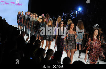 Présenter des modèles de créations de l'étiquette 'Custo Barcelona' lors de la Mercedes-Benz Fashion Week Berlin, Allemagne, 8 juillet 2010. Photo : Jens Kalaene Banque D'Images