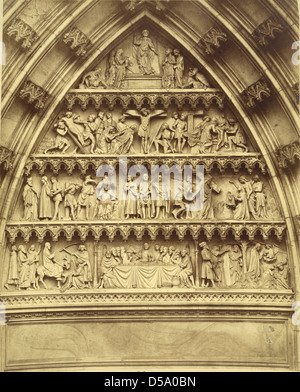 Le tympan et les archivoltes de la cathédrale de Cologne représentent des scènes de la dernière Cène et de la Crucifixion de Jésus-Christ. Les sculptures en relief trouvées ici font partie de l'imagerie religieuse complexe de la cathédrale, soulignant sa signification historique et spirituelle. Banque D'Images