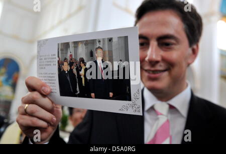 Premier ministre de Basse-Saxe David McAllister (CDU) se tient dans la cathédrale catholique St.Michaels à Qingdao, Chine, le 8 juillet 2010 la tenue d'une carte postale de l'église dans sa main, qui a imprimé la carte après la dernière visite de l'ancien premier ministre de Basse-Saxe Christian Wulff (CDU) en 2005. Mc Allister entend donner la carte postale pour Wulff à la prochaine occasion. McAllister visites Banque D'Images