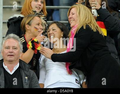 Daniela Loew (R, écharpe rose), épouse de Joachim Loew et Silke Flick (L), épouse de Hans-Dieter Flick et une femme non identifiée (C) sur le stand avant la Coupe du Monde 2010 demi-finale entre l'Allemagne et l'Espagne au stade de Durban Durban, Afrique du Sud 07 juillet 2010. Photo : Marcus Brandt dpa - veuillez vous reporter à http://dpaq.de/FIFA-WM2010-TC Banque D'Images