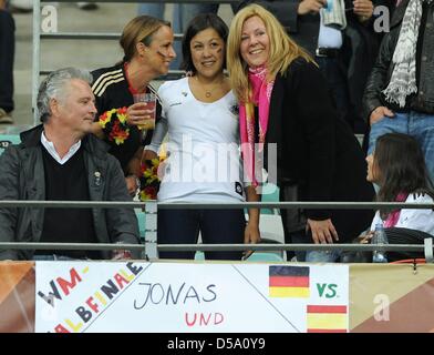 Daniela Loew (R, écharpe rose), épouse de Joachim Loew et Silke Flick (L), épouse de Hans-Dieter Flick et une femme non identifiée (C) sur le stand avant la Coupe du Monde 2010 demi-finale entre l'Allemagne et l'Espagne au stade de Durban Durban, Afrique du Sud 07 juillet 2010. Photo : Marcus Brandt dpa - veuillez vous reporter à http://dpaq.de/FIFA-WM2010-TC Banque D'Images