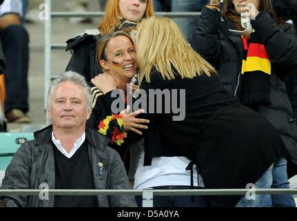 Daniela Loew (R, écharpe rose), épouse de Joachim Loew et Silke Flick (L), épouse de Hans-Dieter Flick et une femme non identifiée (C) sur le stand avant la Coupe du Monde 2010 demi-finale entre l'Allemagne et l'Espagne au stade de Durban Durban, Afrique du Sud 07 juillet 2010. Photo : Marcus Brandt dpa - veuillez vous reporter à http://dpaq.de/FIFA-WM2010-TC Banque D'Images