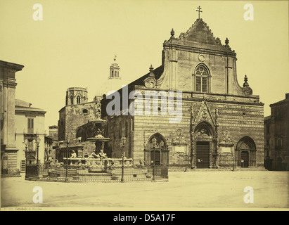 Une photographie de la cathédrale de Messine en Sicile, Italie. L'image capture la façade grandiose de la cathédrale et sa tour de l'horloge en toile de fond de la ville. Banque D'Images