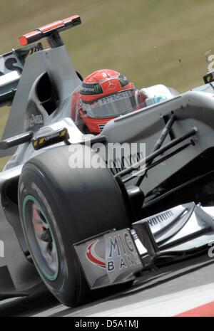 Le pilote allemand de Formule 1, Michael Schumacher de l'équipe Mercedes GP courses en travers de la voie au cours de l'habitation admissible à Silverstone, Angleterre, 10 juillet 2010. Ce week-end, le grand prix de Grande-Bretagne commence avec la dixième course de la saison de Formule 1 2010. Photo : Carmen Jaspersen Banque D'Images