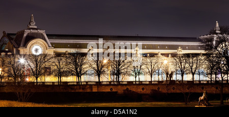 Musée d'Orsay à Paris la nuit Banque D'Images