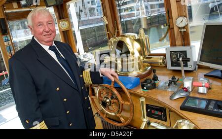 Le capitaine Gerd Engel est représenté sur le pont du bateau à aubes "Freye' à Hambourg, Allemagne, 27 mars 2013. Les plus de 100 ans à aubes commencera des visites régulières de port de Hambourg et de demi-journée sur l'Elbe le 30 mars 2013. Photo : Sven Hoppe Banque D'Images