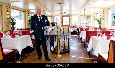 Le capitaine Gerd Engel est photographié à bord du bateau à aubes "Freye' à Hambourg, Allemagne, 27 mars 2013. Les plus de 100 ans à aubes commencera des visites régulières de port de Hambourg et de demi-journée sur l'Elbe le 30 mars 2013. Photo : Sven Hoppe Banque D'Images