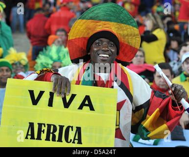 Un supporter dans les gradins avant la Coupe du Monde 2010 match final entre les Pays-Bas et l'Espagne à la Soccer City Stadium de Johannesburg, Afrique du Sud 11 juillet 2010. Photo : Bernd Weissbrod dpa - veuillez vous reporter à http://dpaq.de/FIFA-WM2010-TC  + + +(c) afp - Bildfunk + + + Banque D'Images