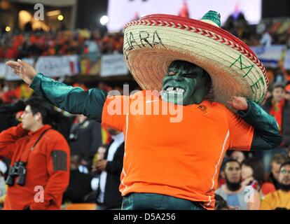 Un supporter dans les gradins avant la Coupe du Monde 2010 match final entre les Pays-Bas et l'Espagne à la Soccer City Stadium de Johannesburg, Afrique du Sud 11 juillet 2010. Photo : Bernd Weissbrod dpa - veuillez vous reporter à http://dpaq.de/FIFA-WM2010-TC  + + +(c) afp - Bildfunk + + + Banque D'Images