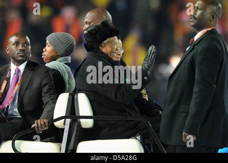 L'ancien Président sud-africain Nelson Mandela et son épouse Graça Machel arriver avant la Coupe du Monde 2010 match final entre les Pays-Bas et l'Espagne à la Soccer City Stadium de Johannesburg, Afrique du Sud 11 juillet 2010. Photo : Bernd Weissbrod dpa - veuillez vous reporter à http://dpaq.de/FIFA-WM2010-TC Banque D'Images