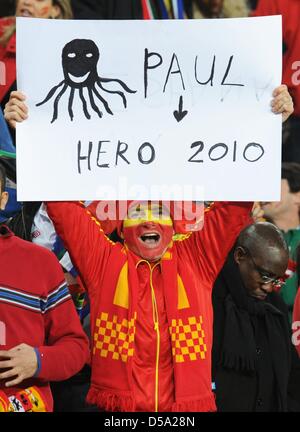 Un supporter dans les gradins avant la Coupe du Monde 2010 match final entre les Pays-Bas et l'Espagne à la Soccer City Stadium de Johannesburg, Afrique du Sud 11 juillet 2010. Photo : Bernd Weissbrod dpa - veuillez vous reporter à http://dpaq.de/FIFA-WM2010-TC  + + +(c) afp - Bildfunk + + + Banque D'Images